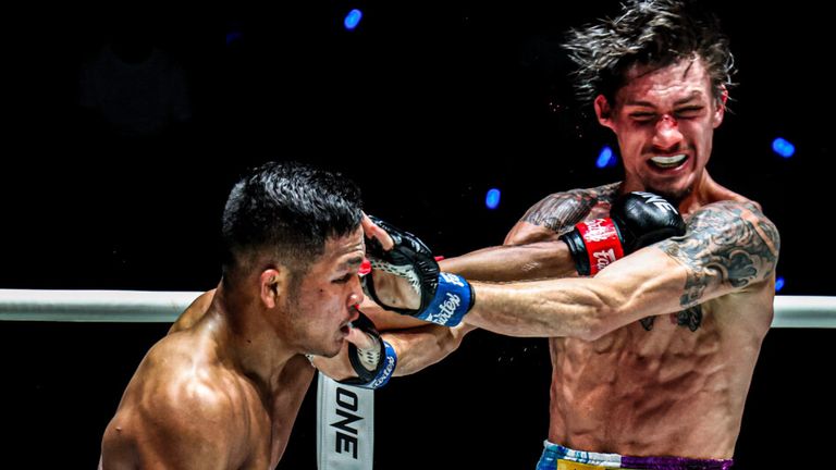 Tomyamkoong Bhumjaithai in action as he beat Bejenuta 'Gladiator' Maximus (picture from ONE Championship)